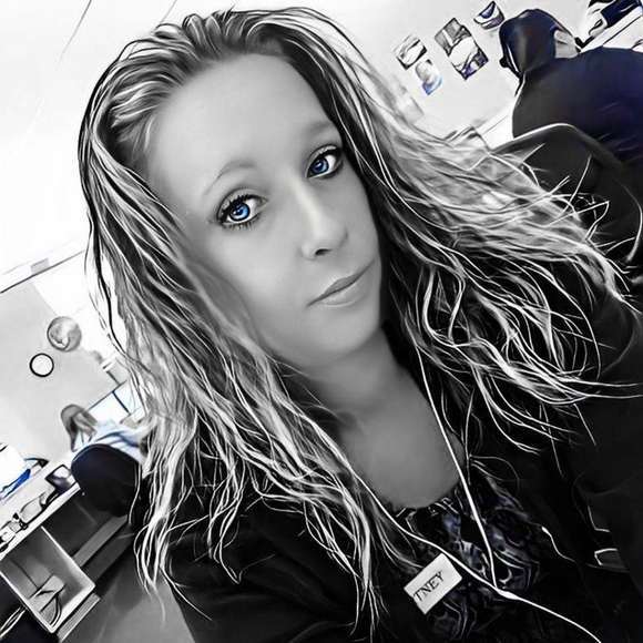 Meet your Posher, Courtney - Picture 2 of 2